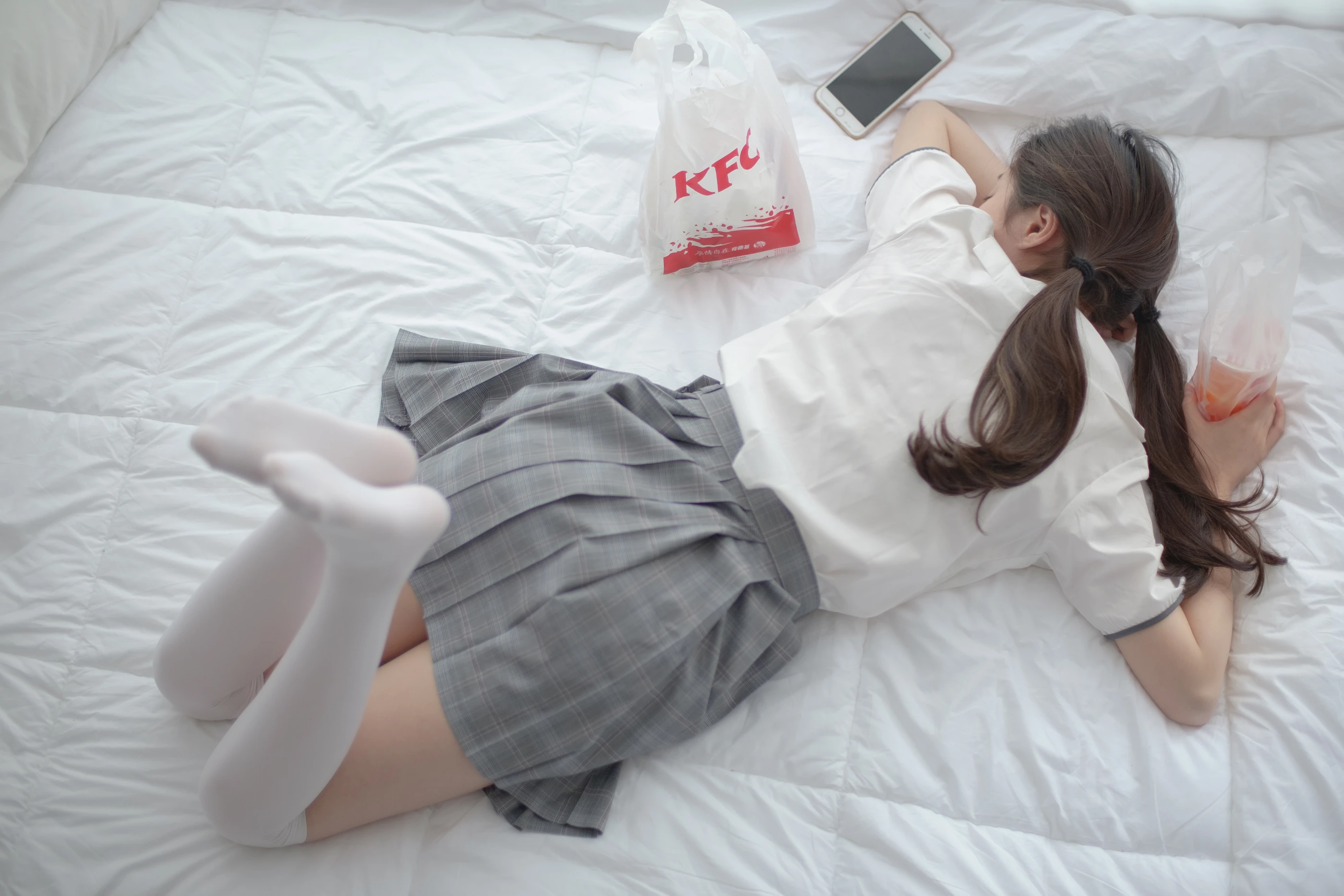 森萝财团 [R15-009] 床上JK白丝 [84P]插图9
